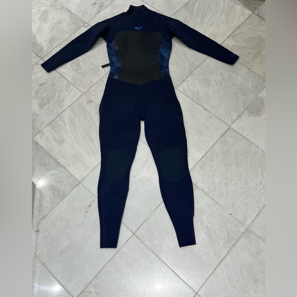 Never worn Roxy girls wetsuit